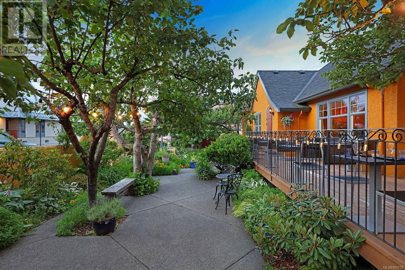 Image #1 of Restaurant for Sale at 536 6th St, Courtenay, British Columbia