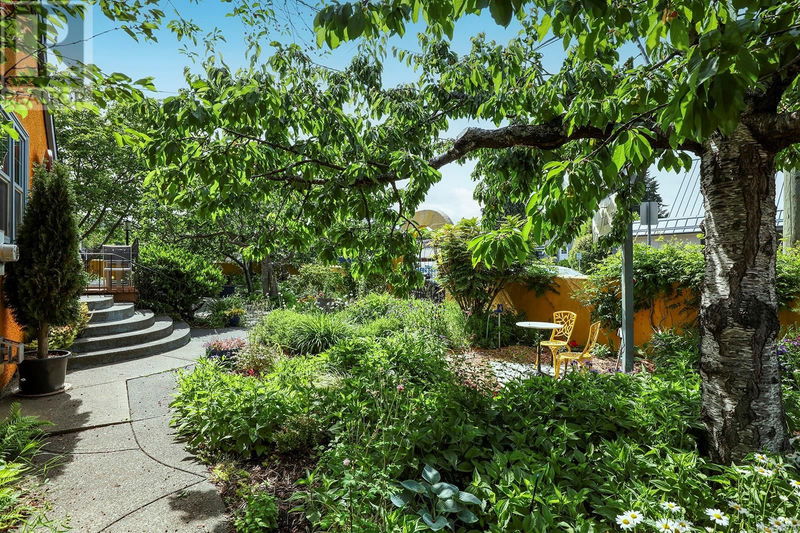 Image #1 of Restaurant for Sale at 536 6th St, Courtenay, British Columbia