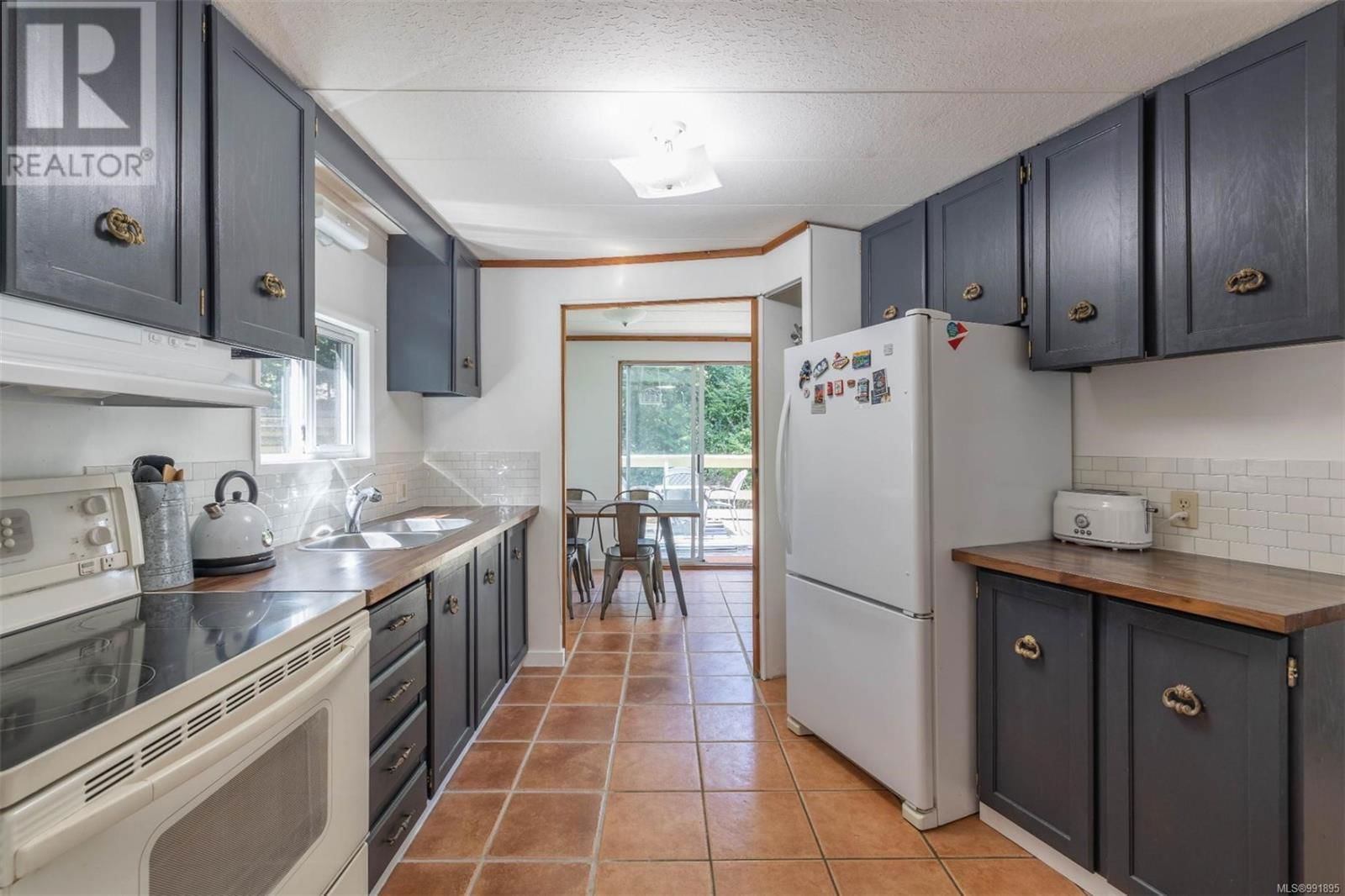 274 QUEBEC DRIVE Image 11