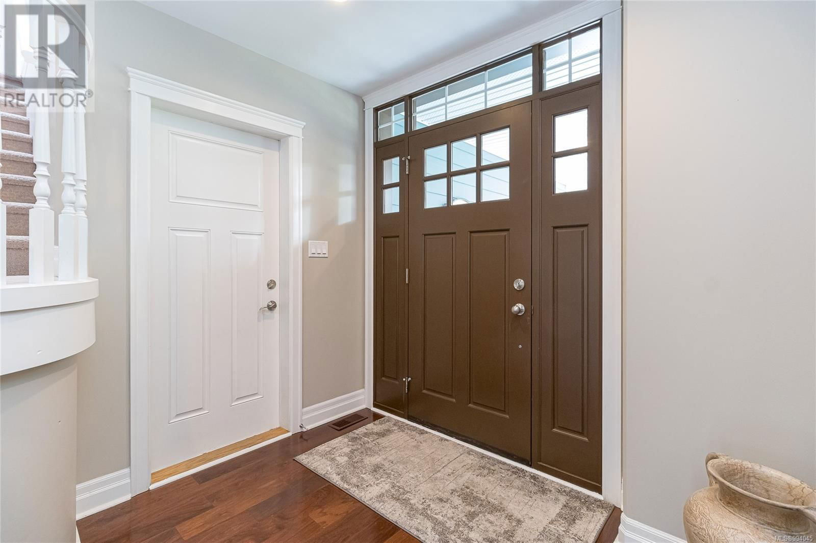 879 TUTOR WAY Image 12