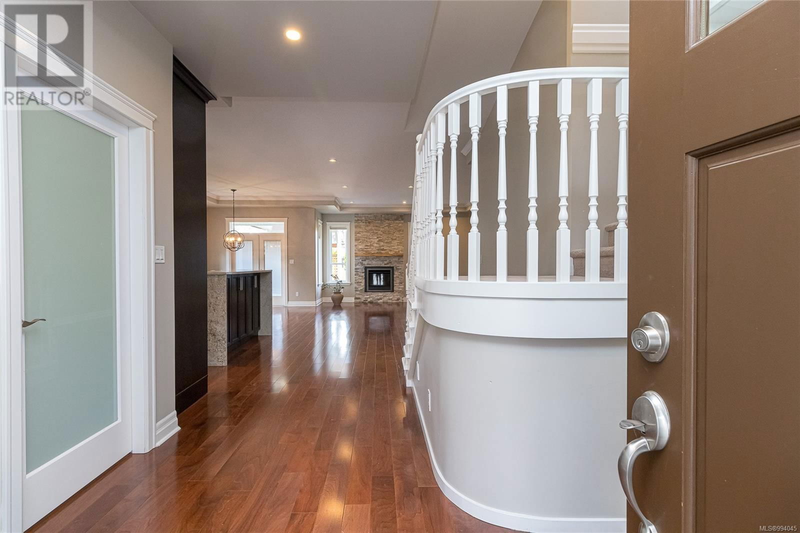 879 TUTOR WAY Image 13