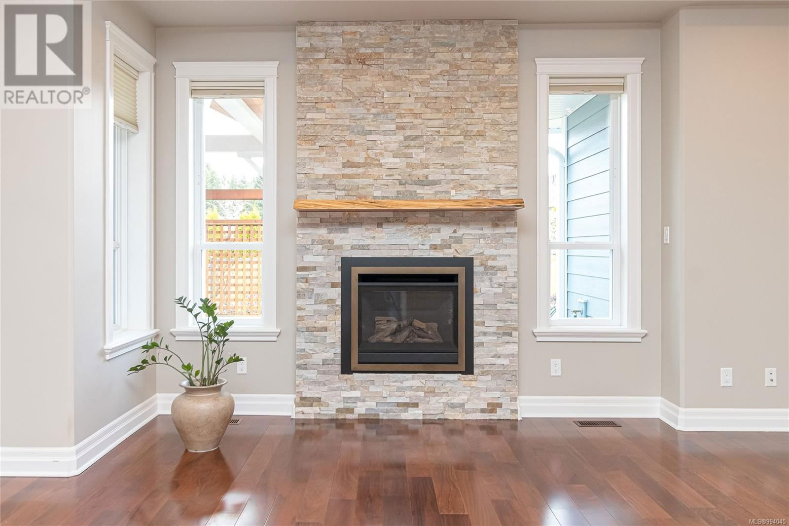 879 TUTOR WAY Image 16