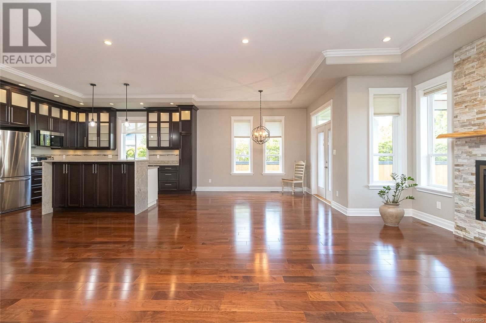 879 TUTOR WAY Image 18