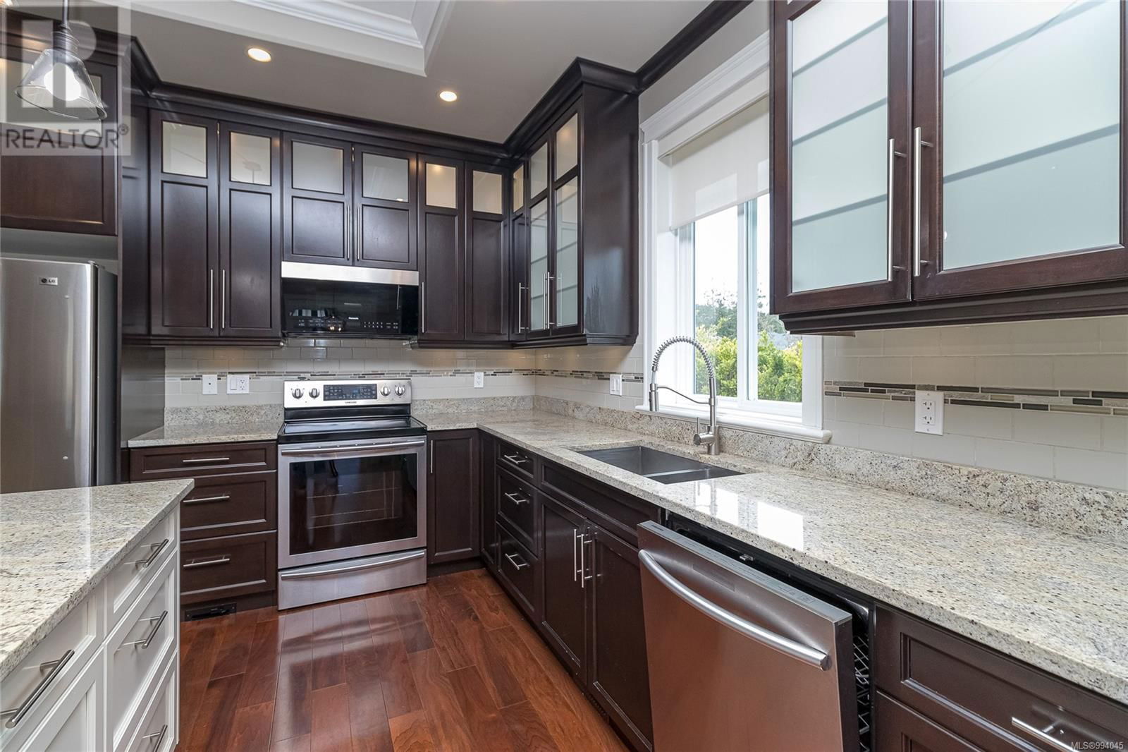 879 TUTOR WAY Image 24