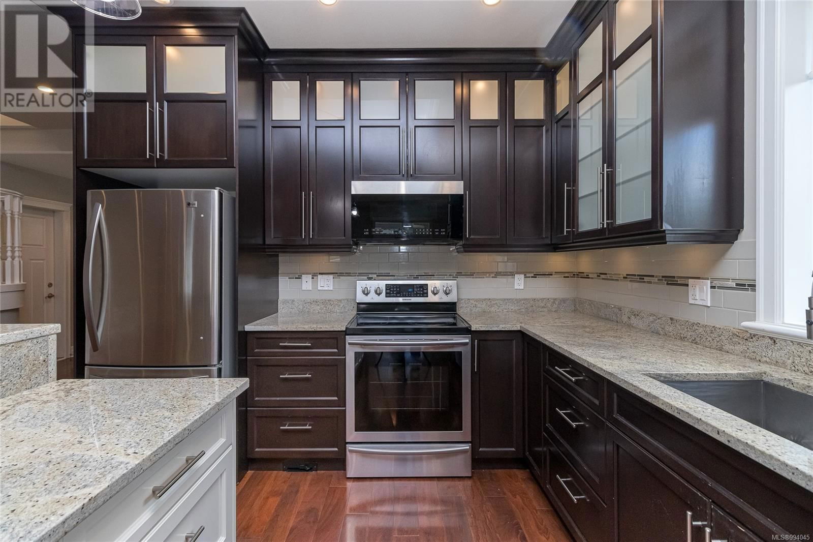879 TUTOR WAY Image 25