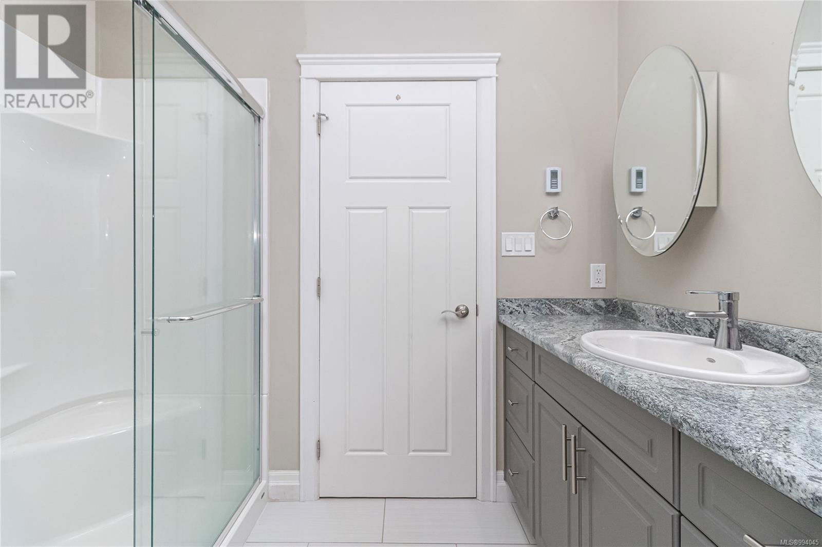 879 TUTOR WAY Image 33