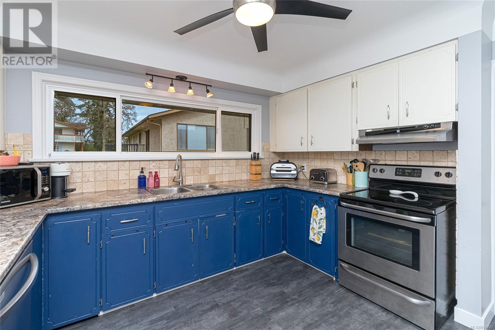 4078 QUADRA STREET Image 14