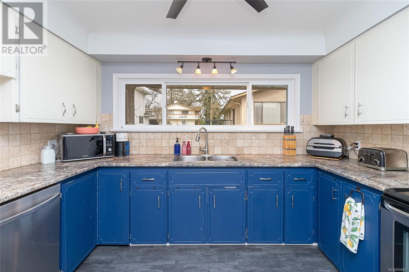 4078 QUADRA STREET Image 15