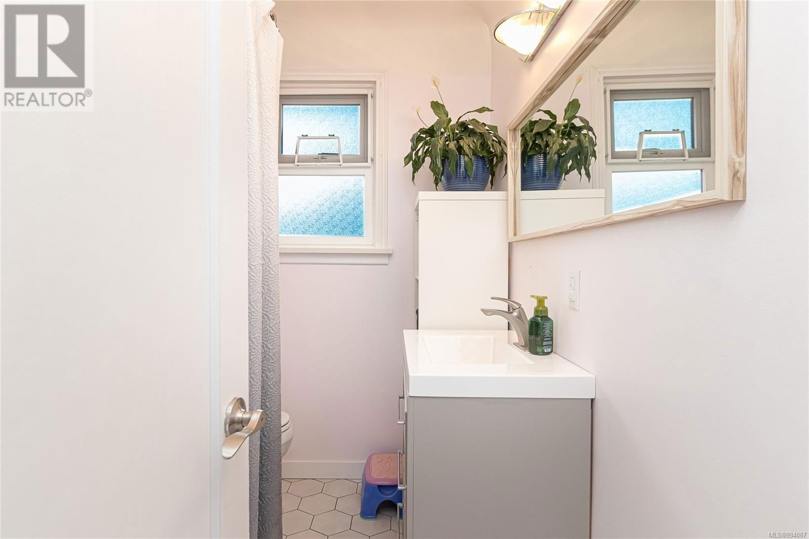 4078 QUADRA STREET Image 21