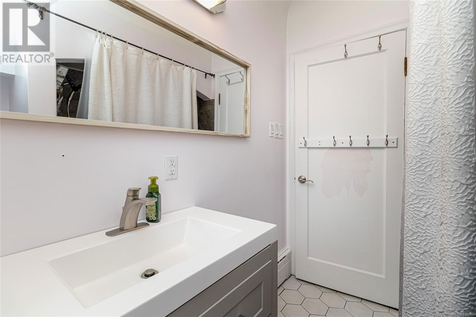 4078 QUADRA STREET Image 22