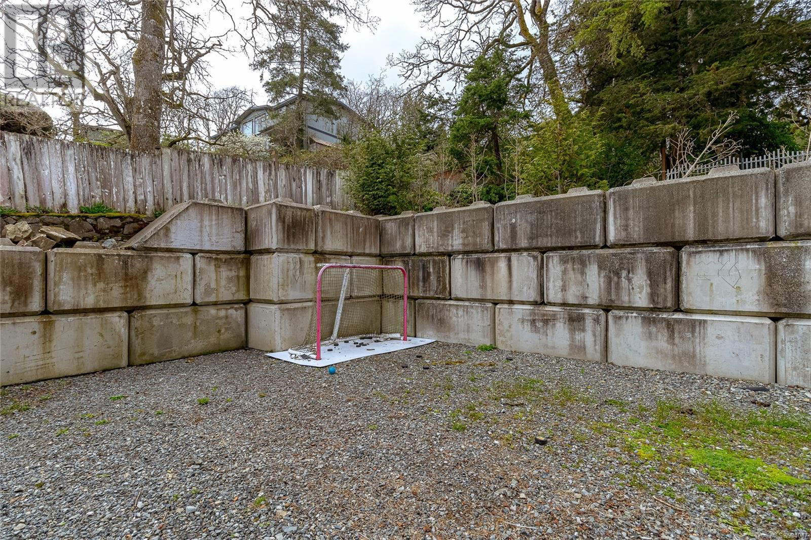 4078 QUADRA STREET Image 30