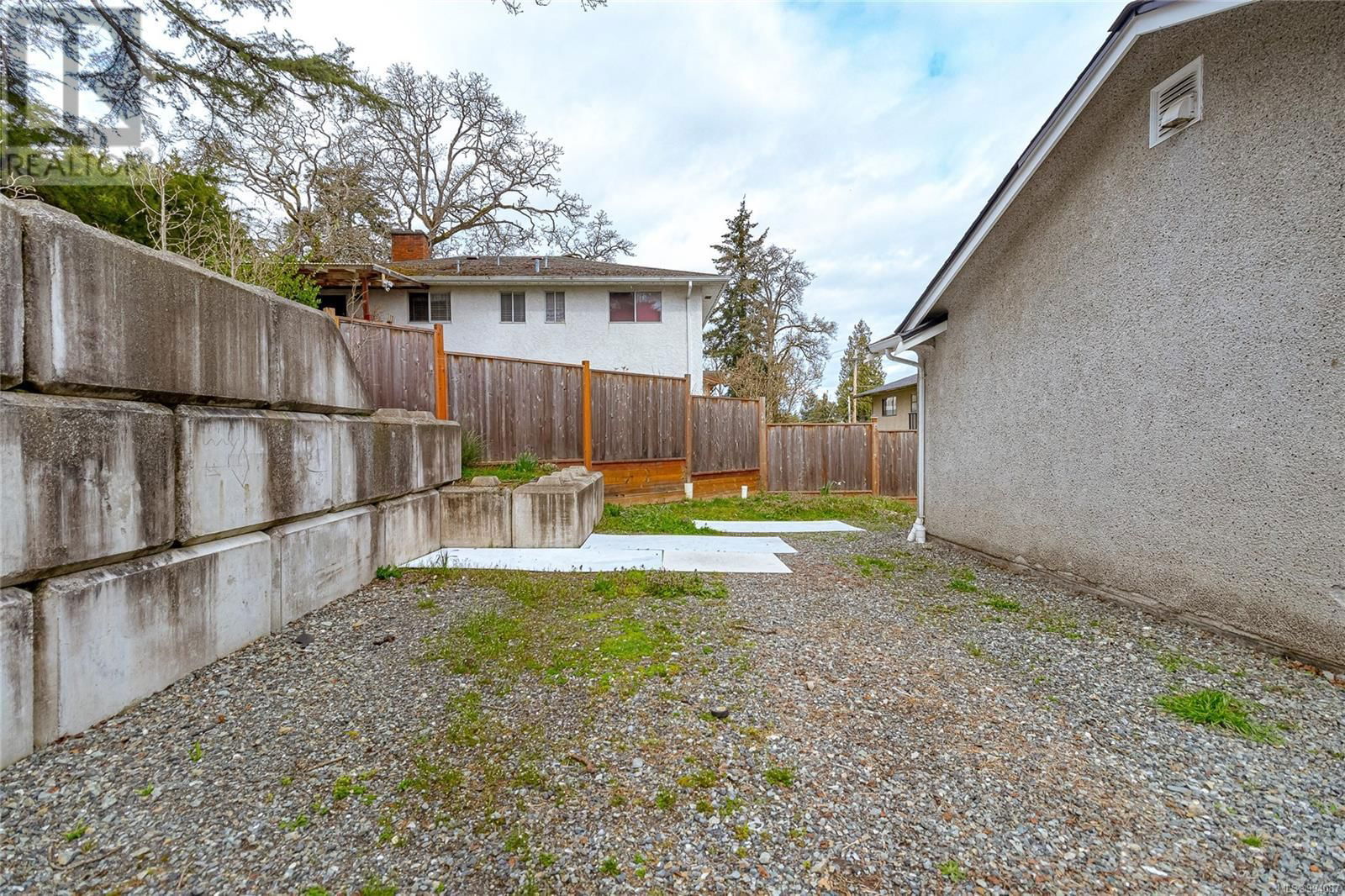 4078 QUADRA STREET Image 31