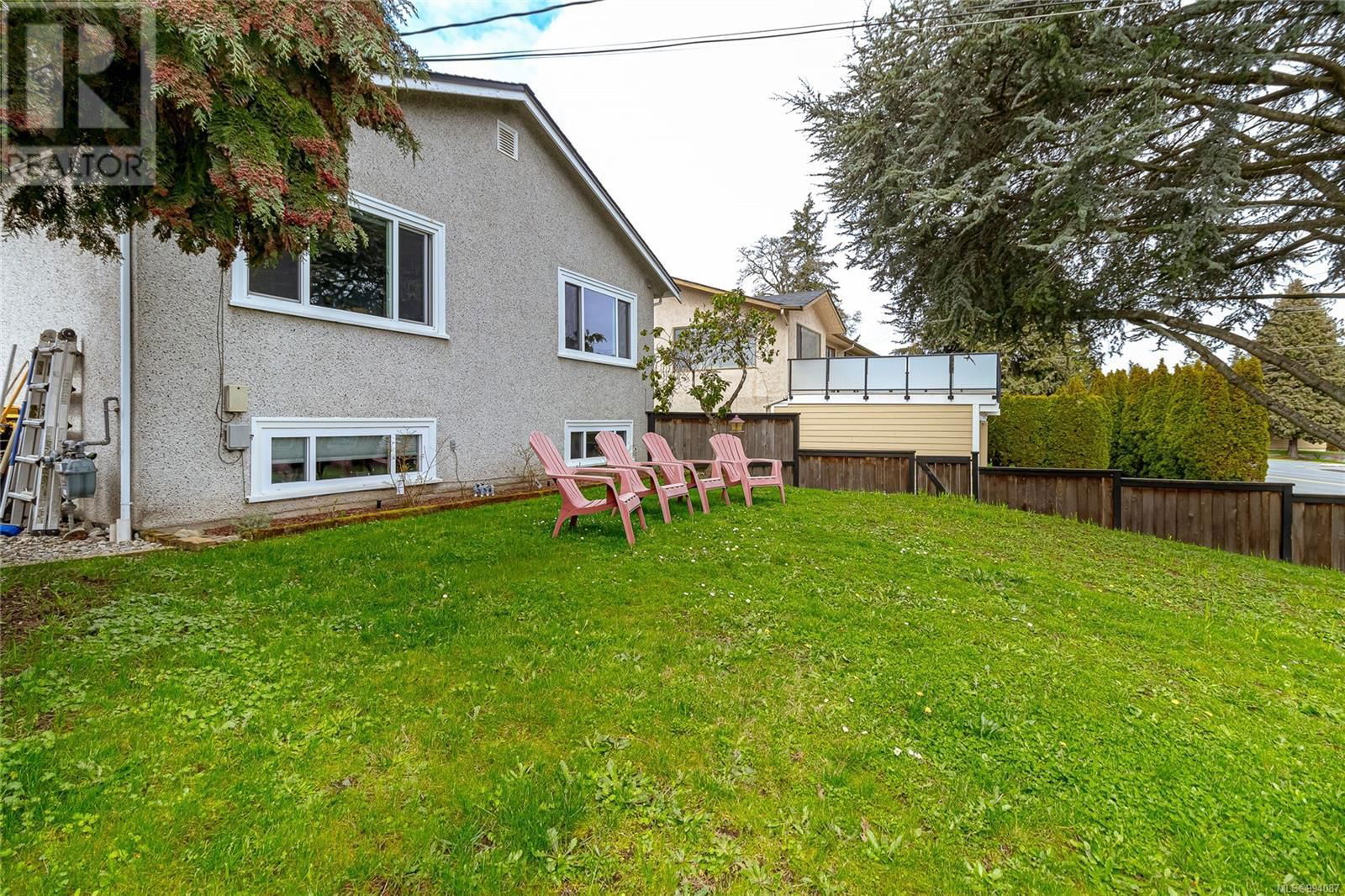 4078 QUADRA STREET Image 34