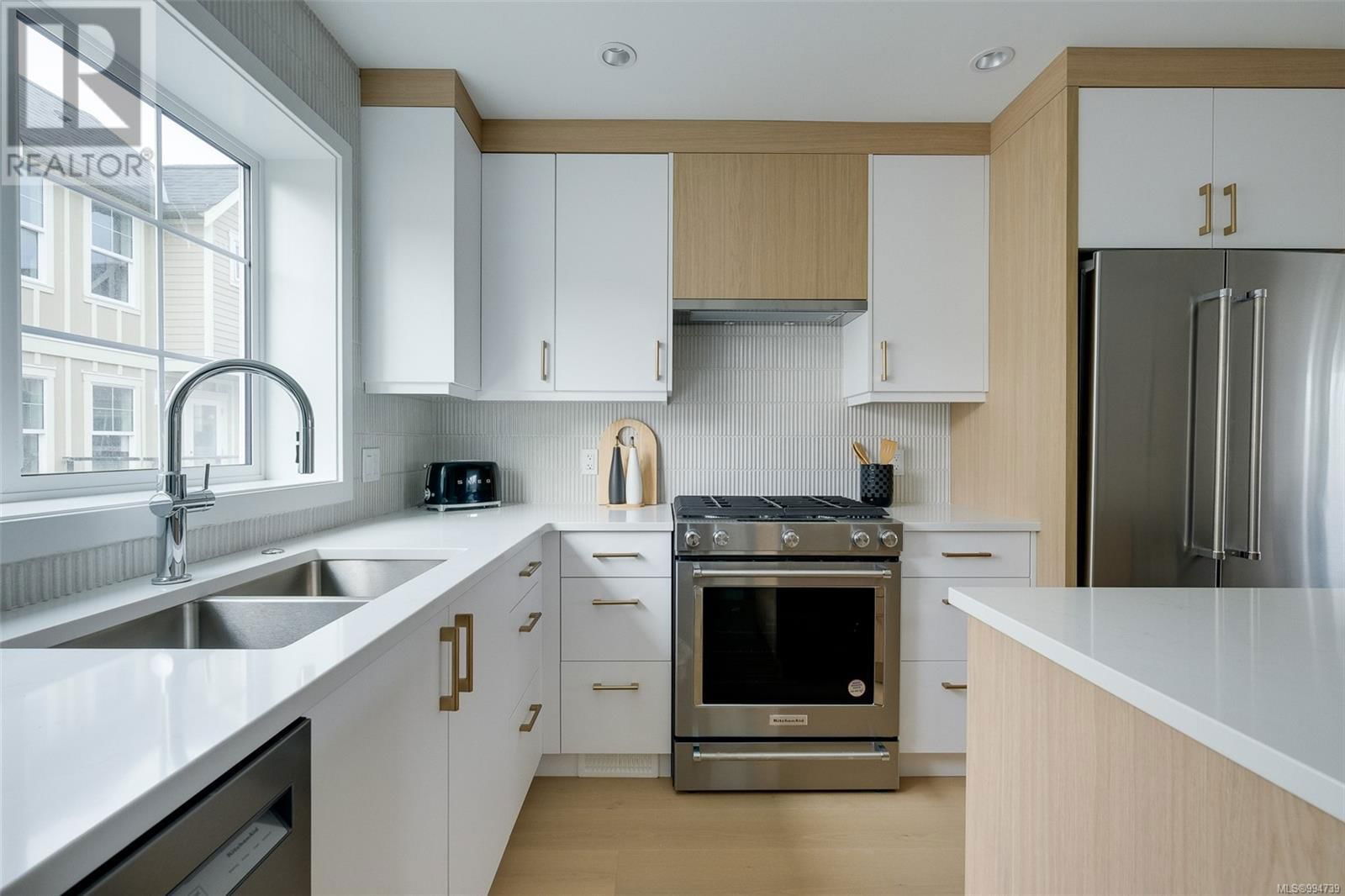 Unit 11 - 3907 CEDAR HILL ROAD Image 10
