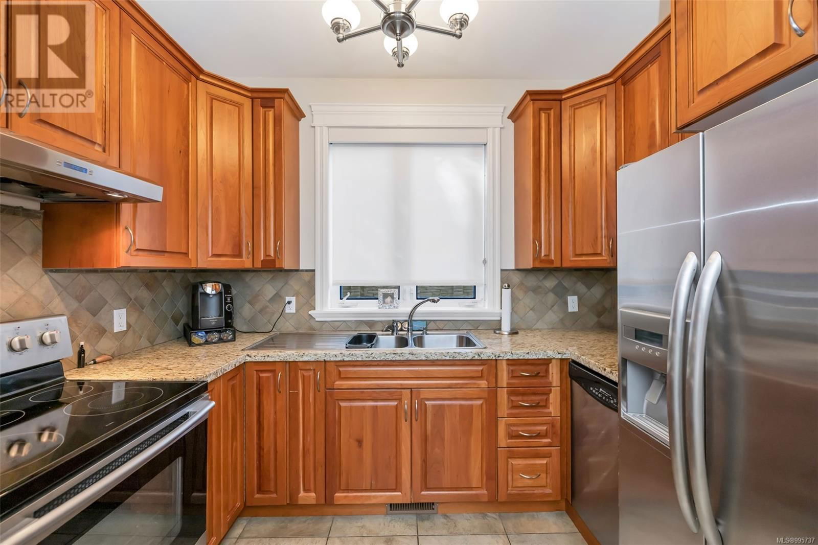 4668 CORDOVA BAY ROAD Image 23