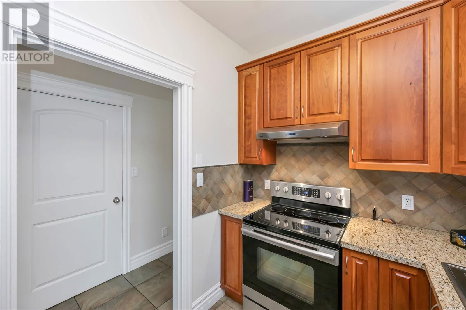 4668 CORDOVA BAY ROAD Image 24
