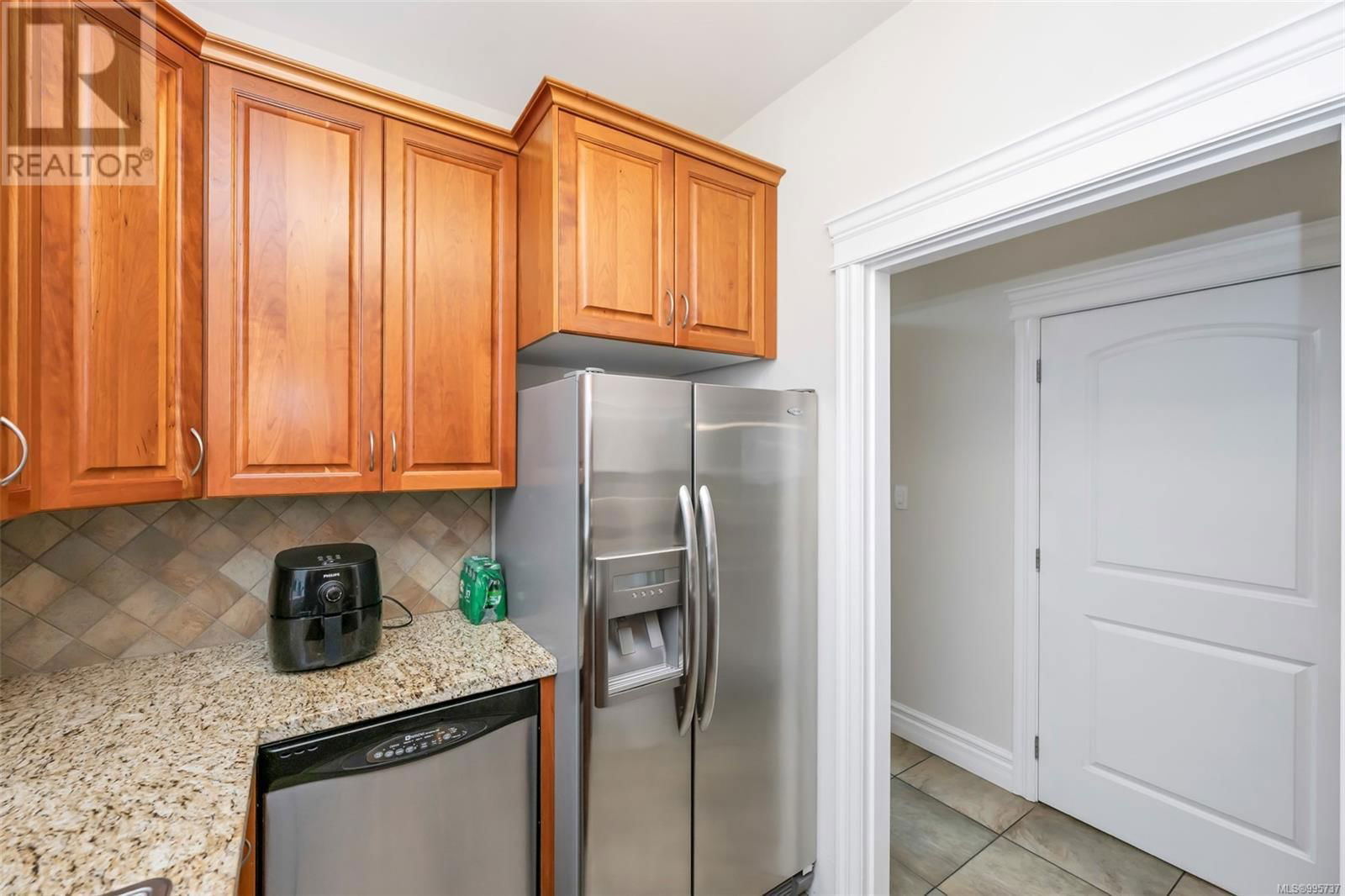 4668 CORDOVA BAY ROAD Image 25