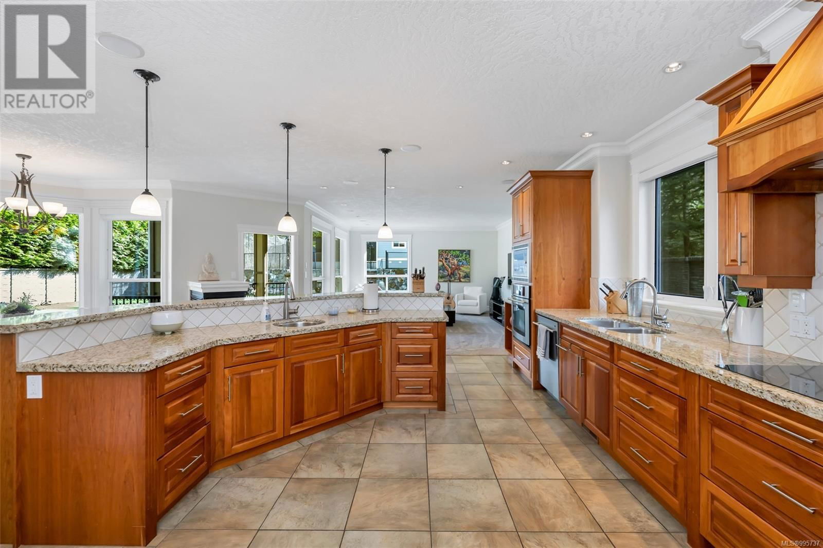 4668 CORDOVA BAY ROAD Image 26