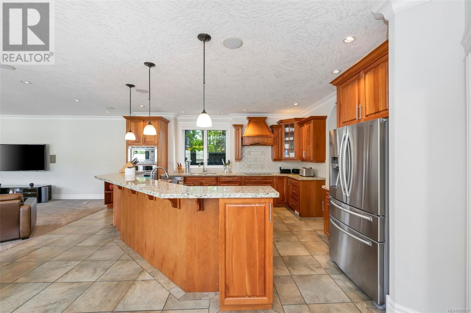 4668 CORDOVA BAY ROAD Image 28