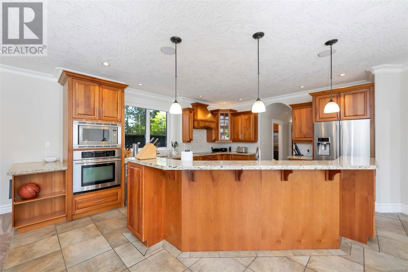 4668 CORDOVA BAY ROAD Image 29