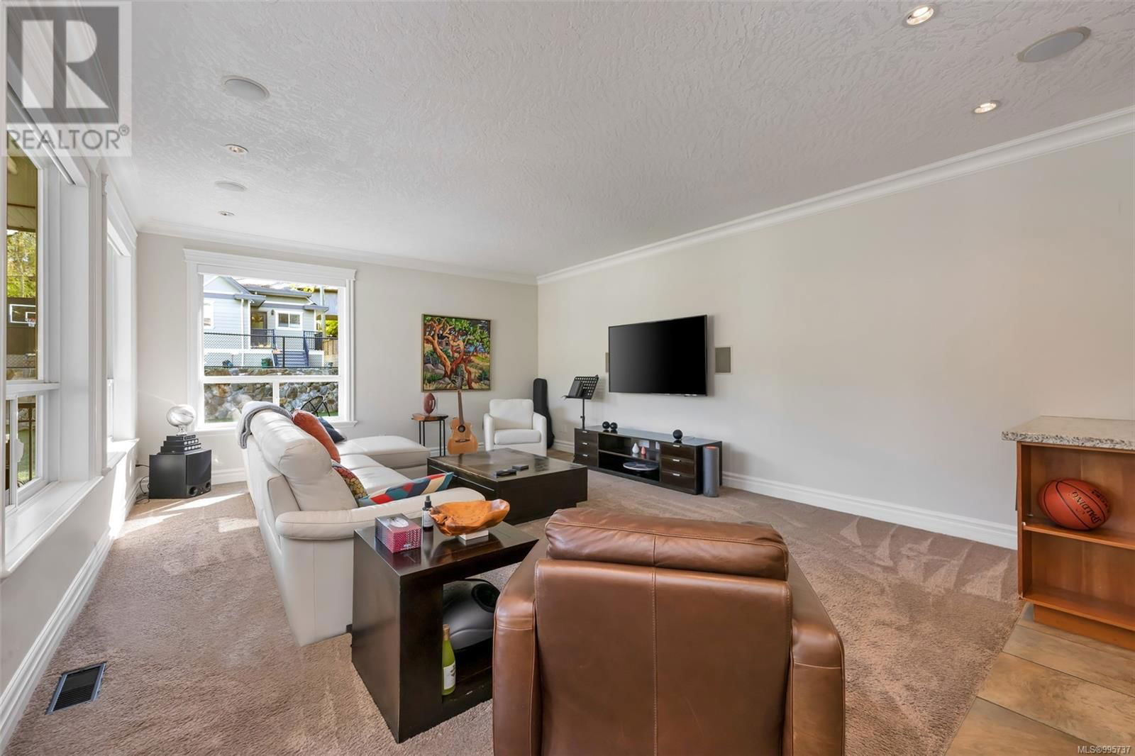4668 CORDOVA BAY ROAD Image 30