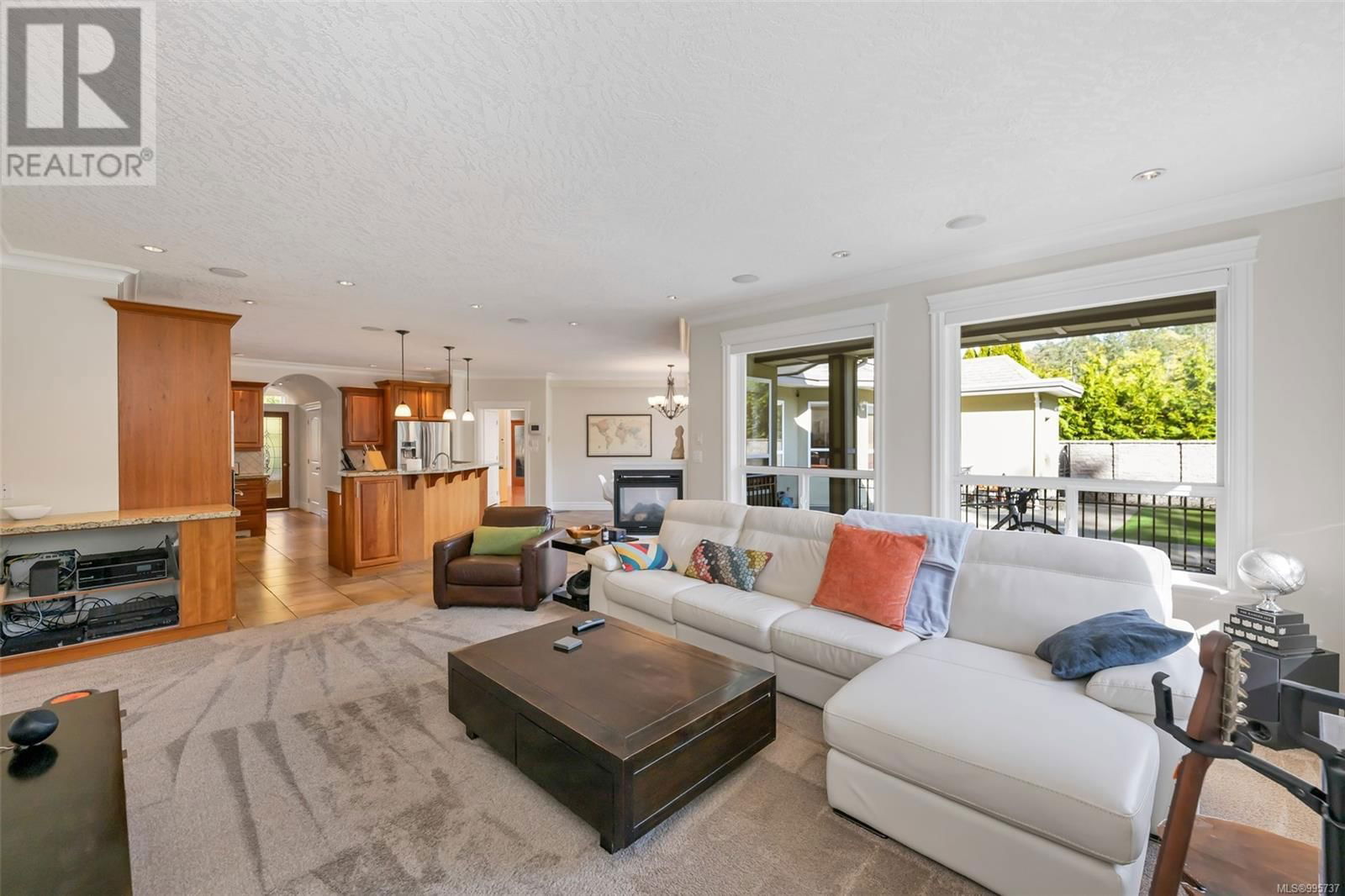 4668 CORDOVA BAY ROAD Image 31