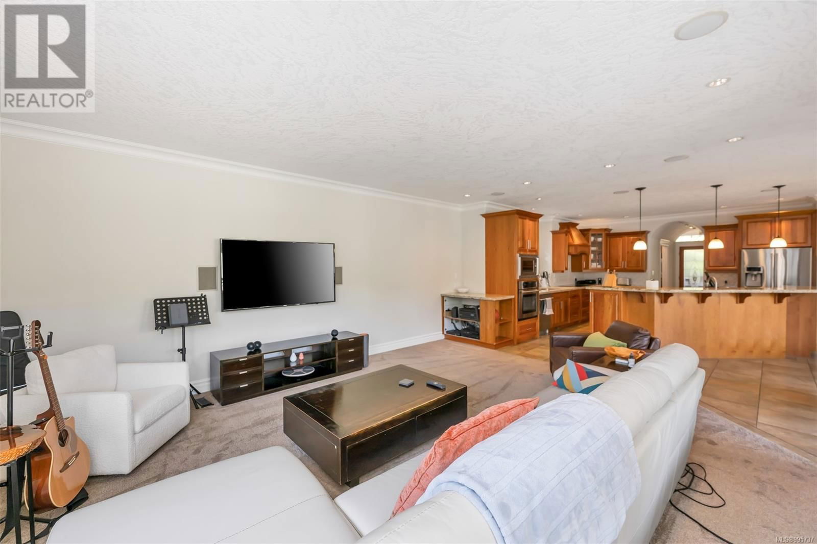 4668 CORDOVA BAY ROAD Image 32
