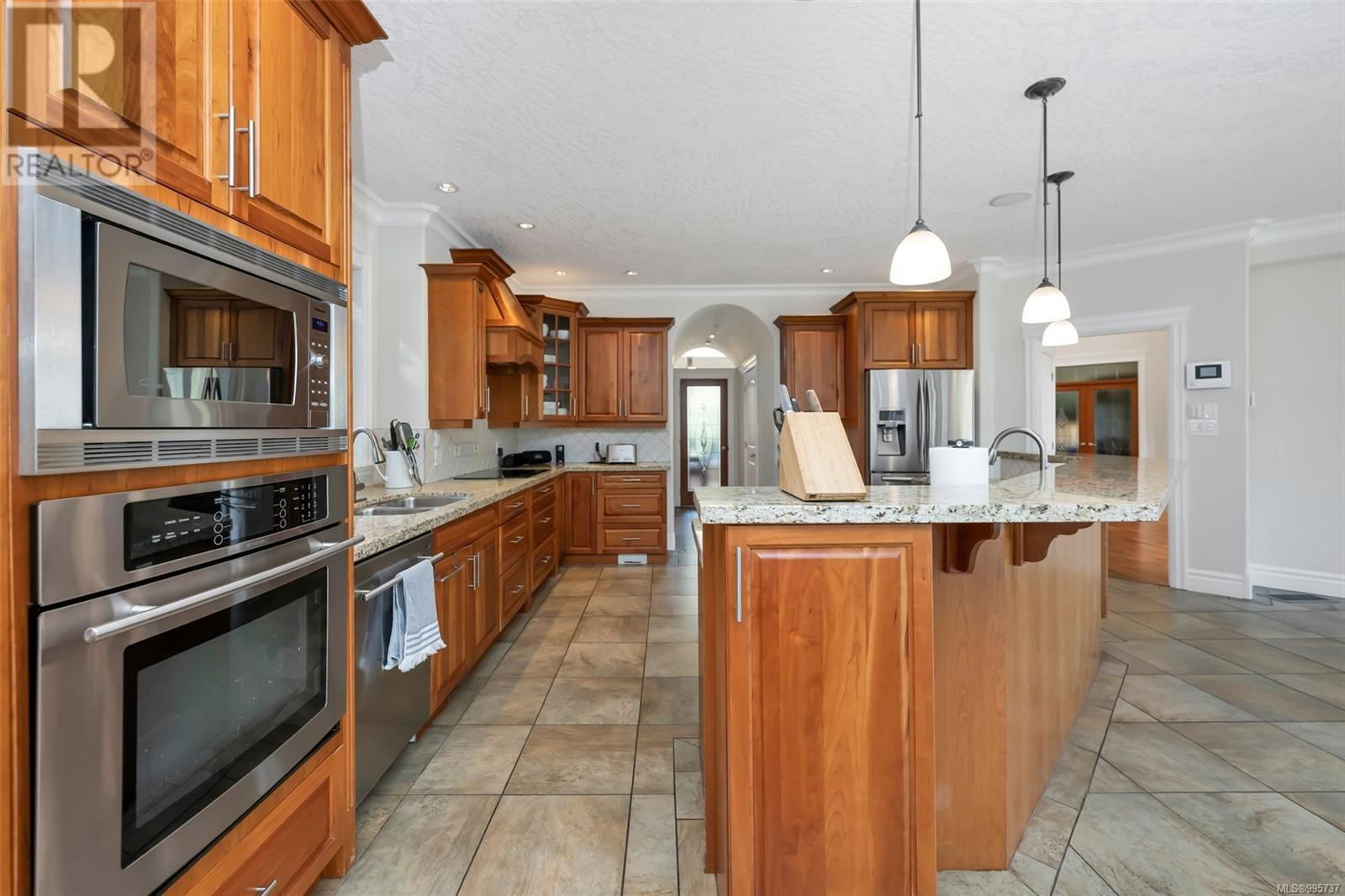 4668 CORDOVA BAY ROAD Image 33