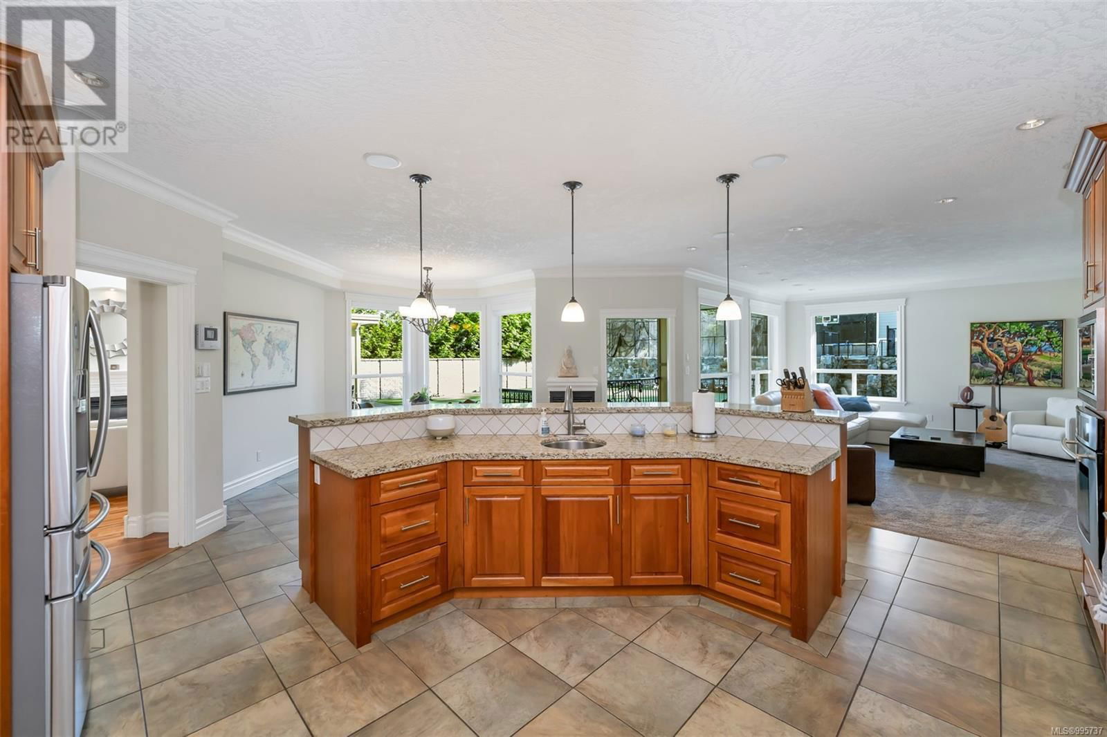 4668 CORDOVA BAY ROAD Image 34