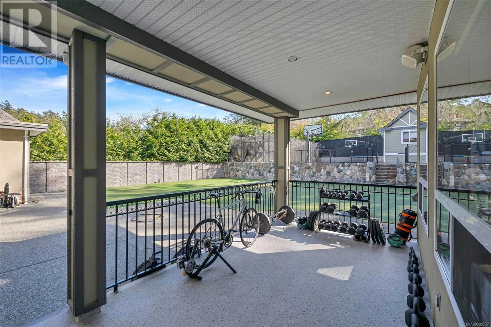 4668 CORDOVA BAY ROAD Image 35