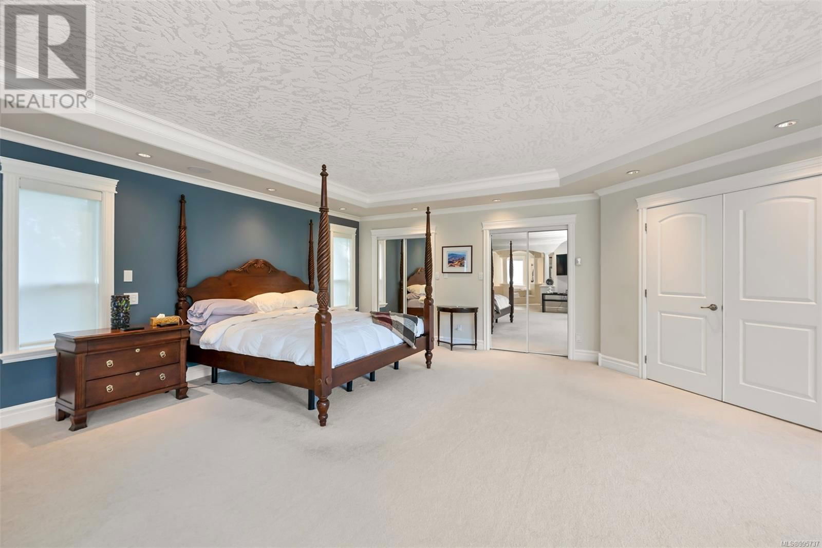 4668 CORDOVA BAY ROAD Image 36