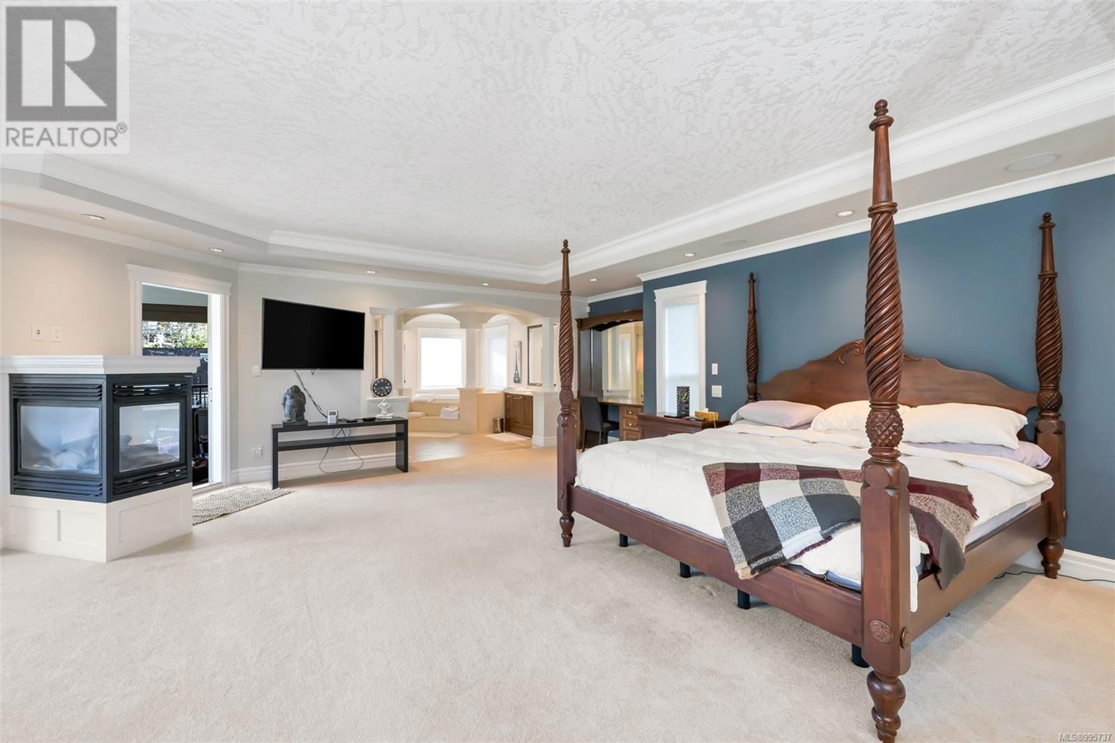 4668 CORDOVA BAY ROAD Image 37