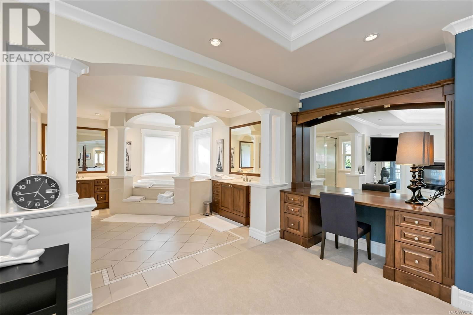 4668 CORDOVA BAY ROAD Image 38