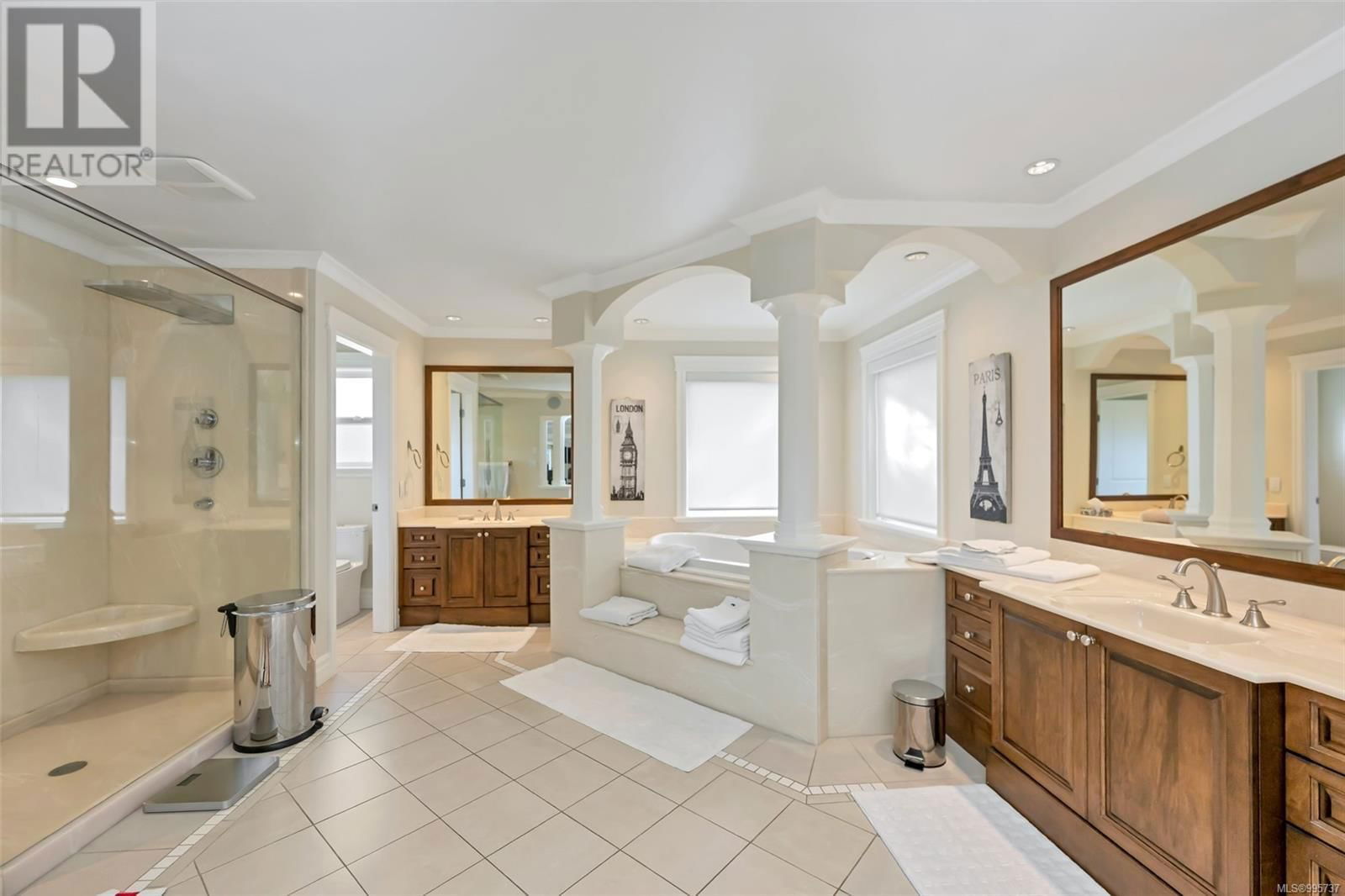 4668 CORDOVA BAY ROAD Image 39