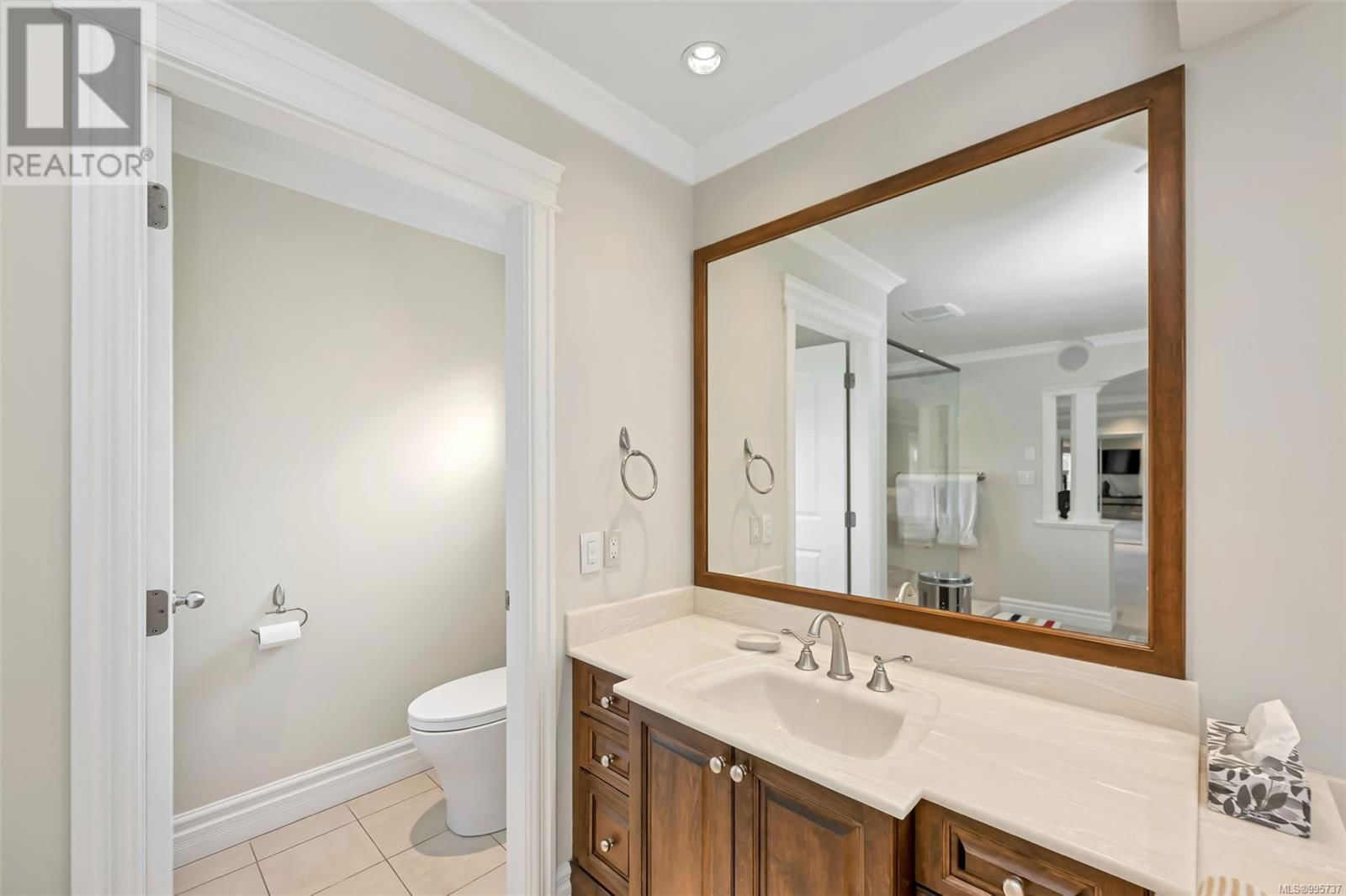 4668 CORDOVA BAY ROAD Image 40