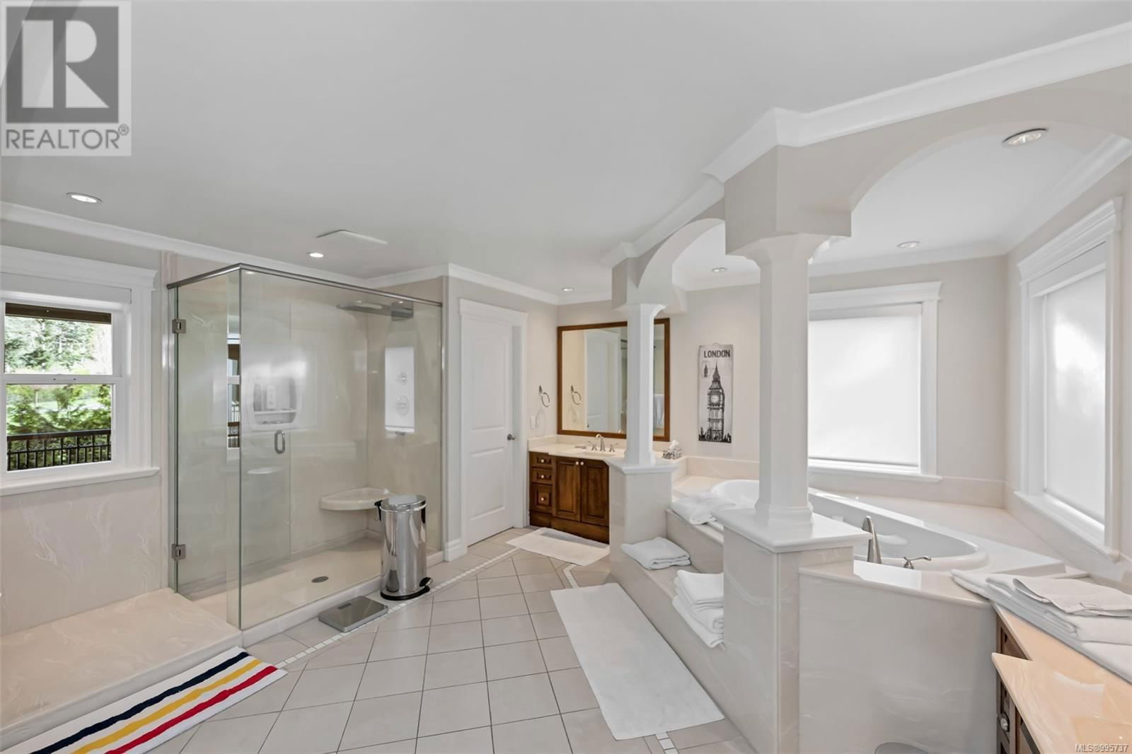 4668 CORDOVA BAY ROAD Image 41