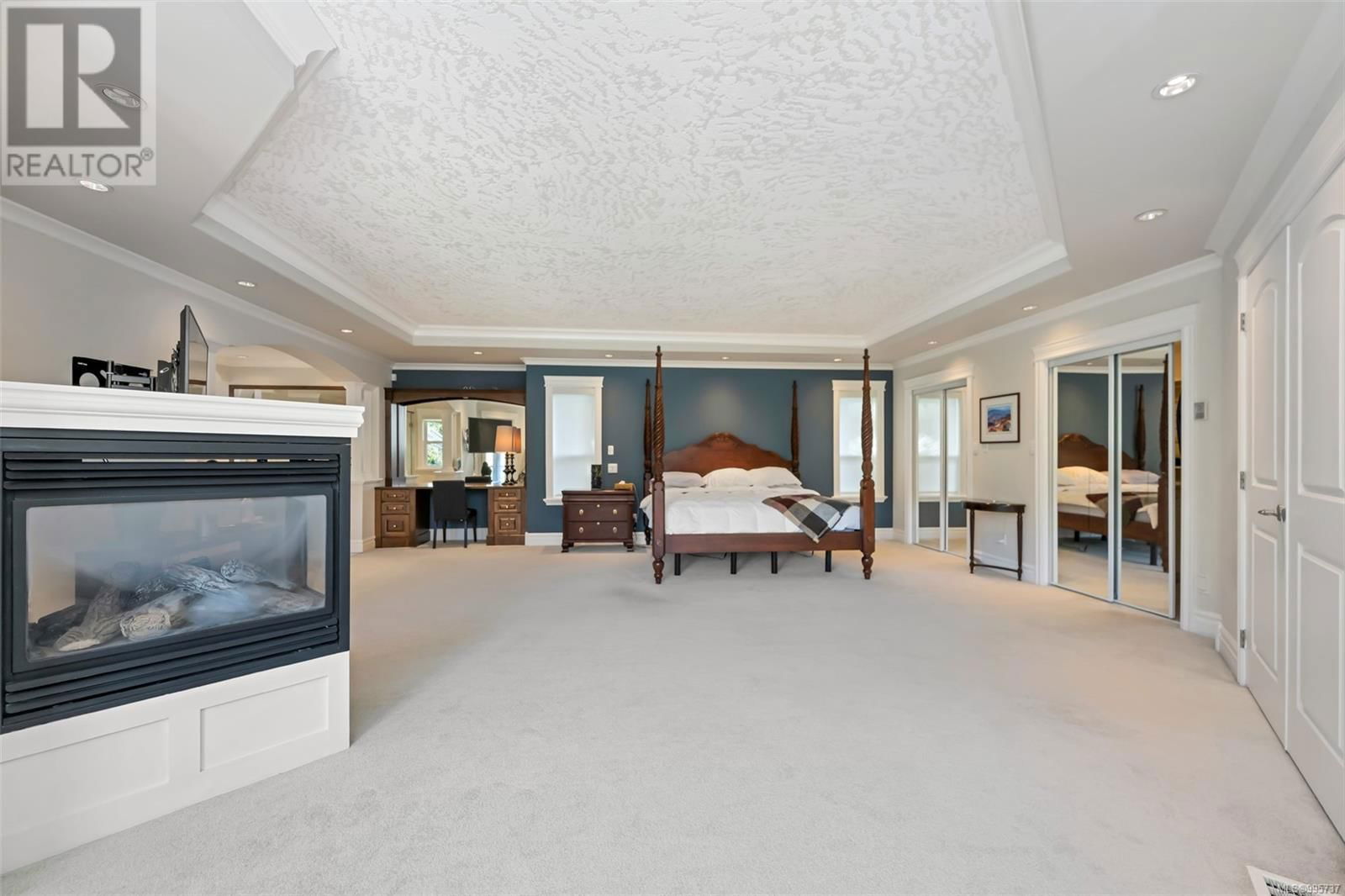 4668 CORDOVA BAY ROAD Image 44
