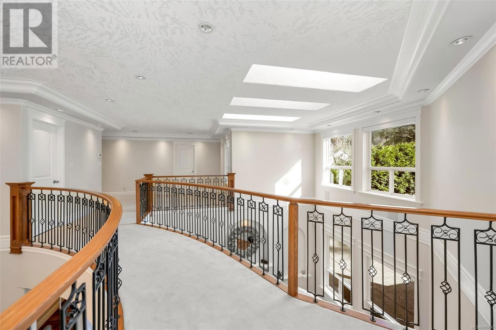 4668 CORDOVA BAY ROAD Image 45