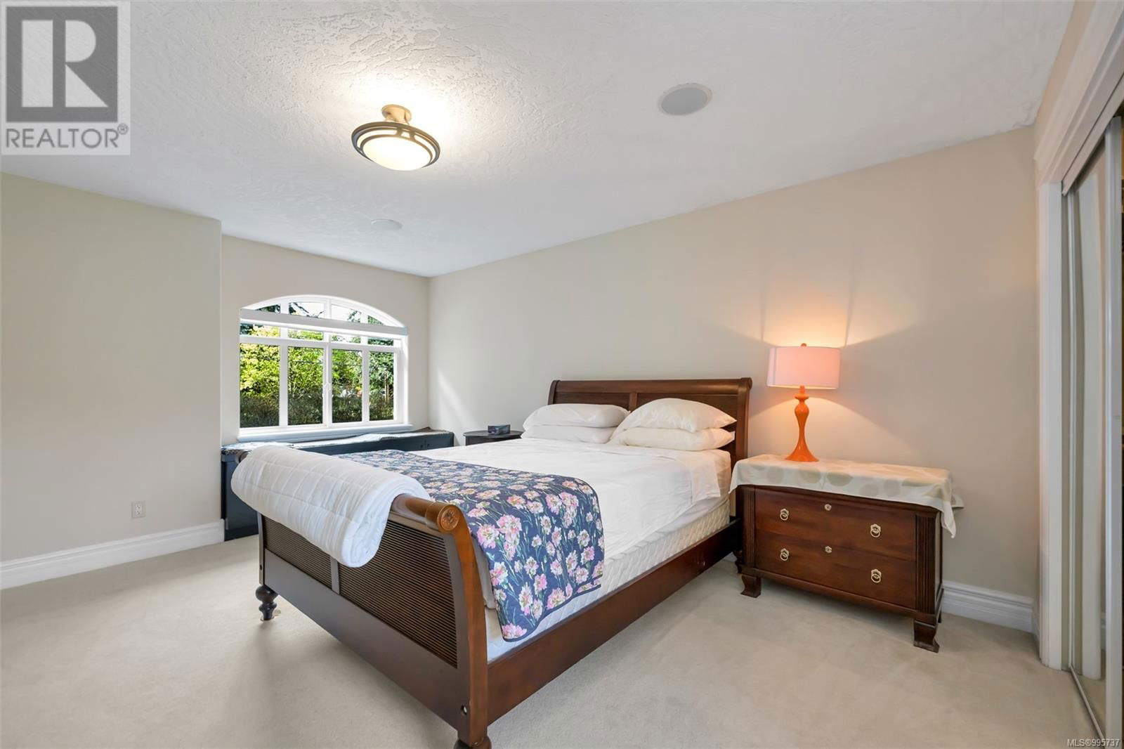 4668 CORDOVA BAY ROAD Image 47