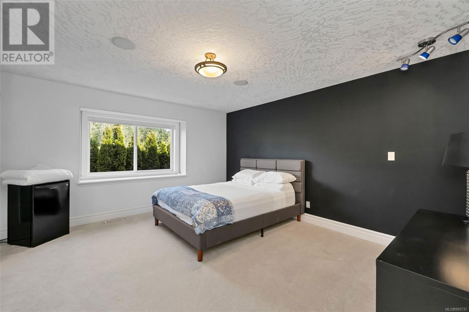 4668 CORDOVA BAY ROAD Image 48