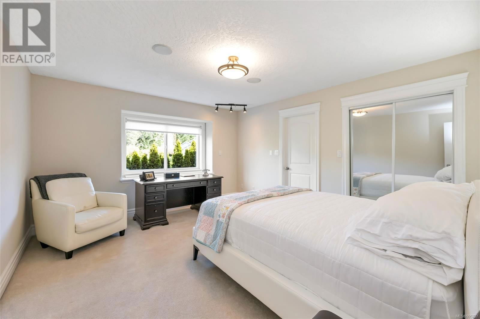4668 CORDOVA BAY ROAD Image 51