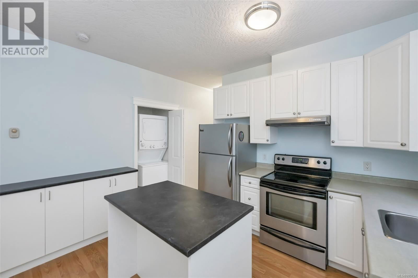 4668 CORDOVA BAY ROAD Image 57