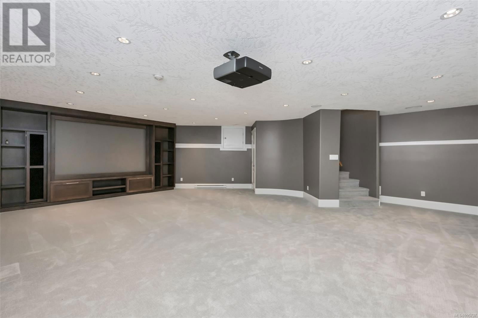 4668 CORDOVA BAY ROAD Image 62