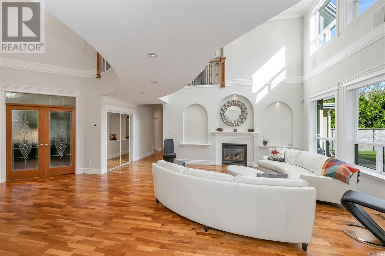 4668 CORDOVA BAY ROAD Image 9