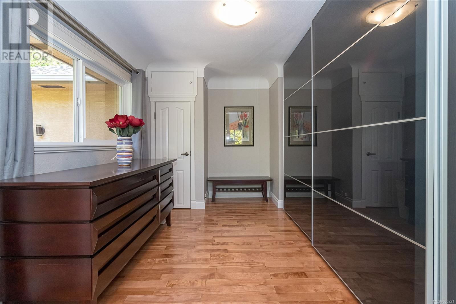 986 GLORIA PLACE Image 16