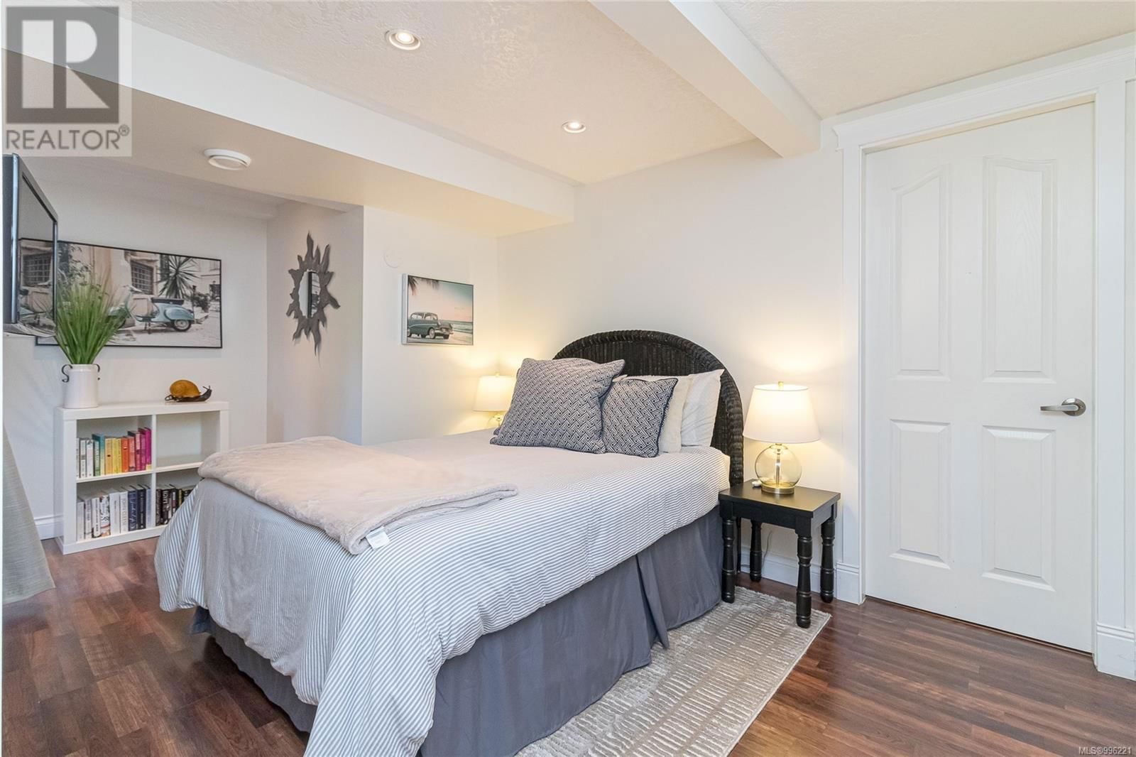 986 GLORIA PLACE Image 21