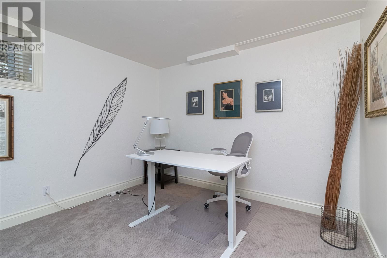 986 GLORIA PLACE Image 23