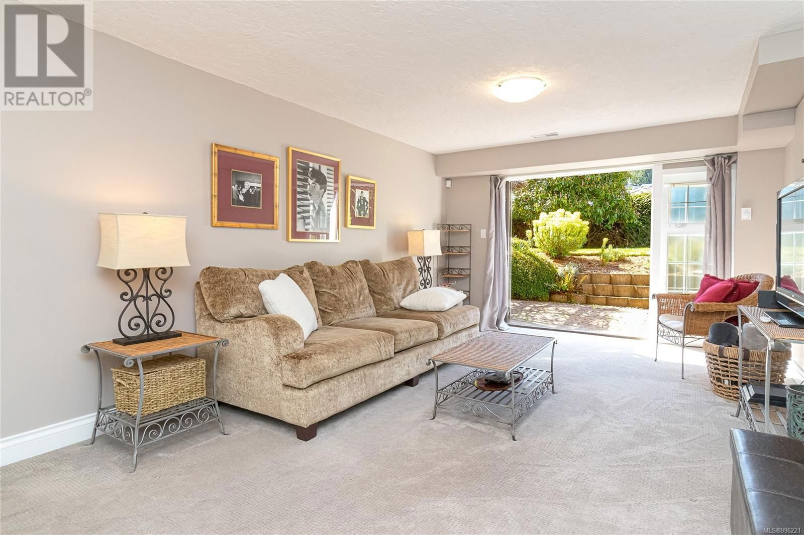 986 GLORIA PLACE Image 24