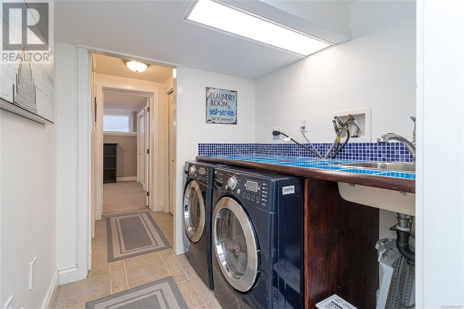986 GLORIA PLACE Image 25