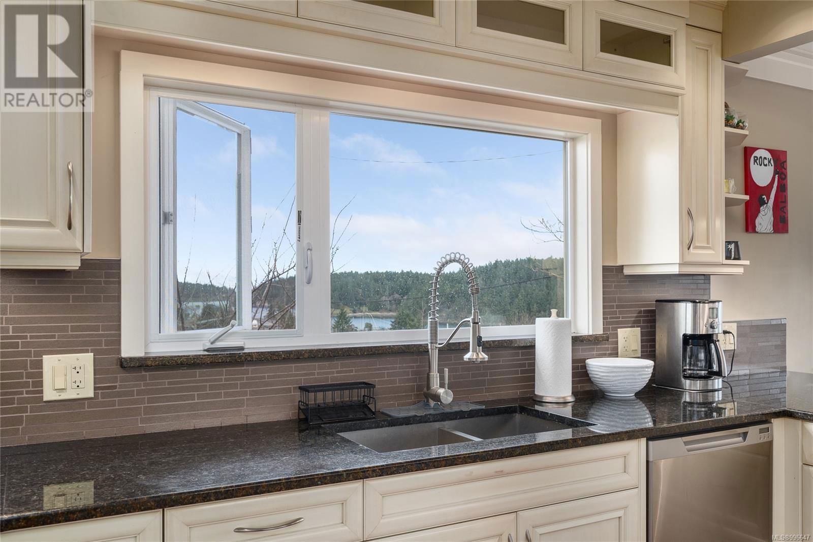 521 LARCH STREET Image 15